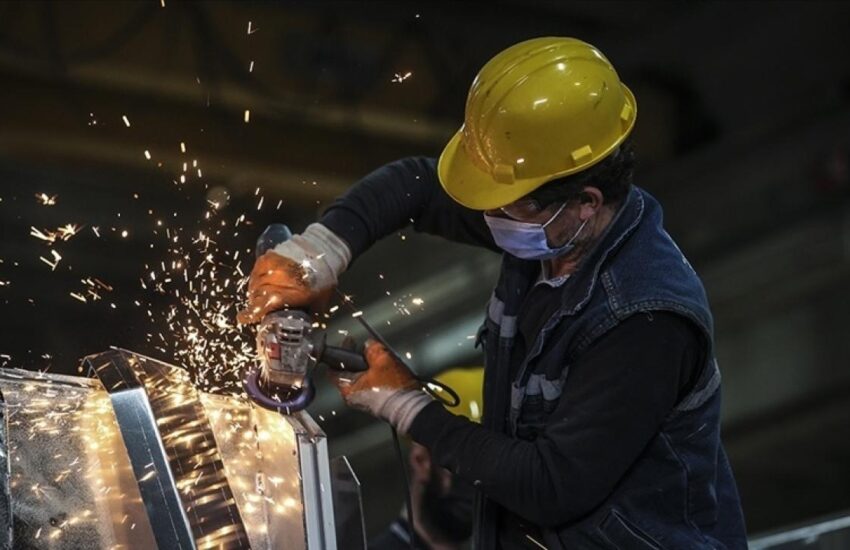 Sanayi üretim endeksi ekimde aylık yüzde 0,9, yıllık yüzde 3,1 azaldı